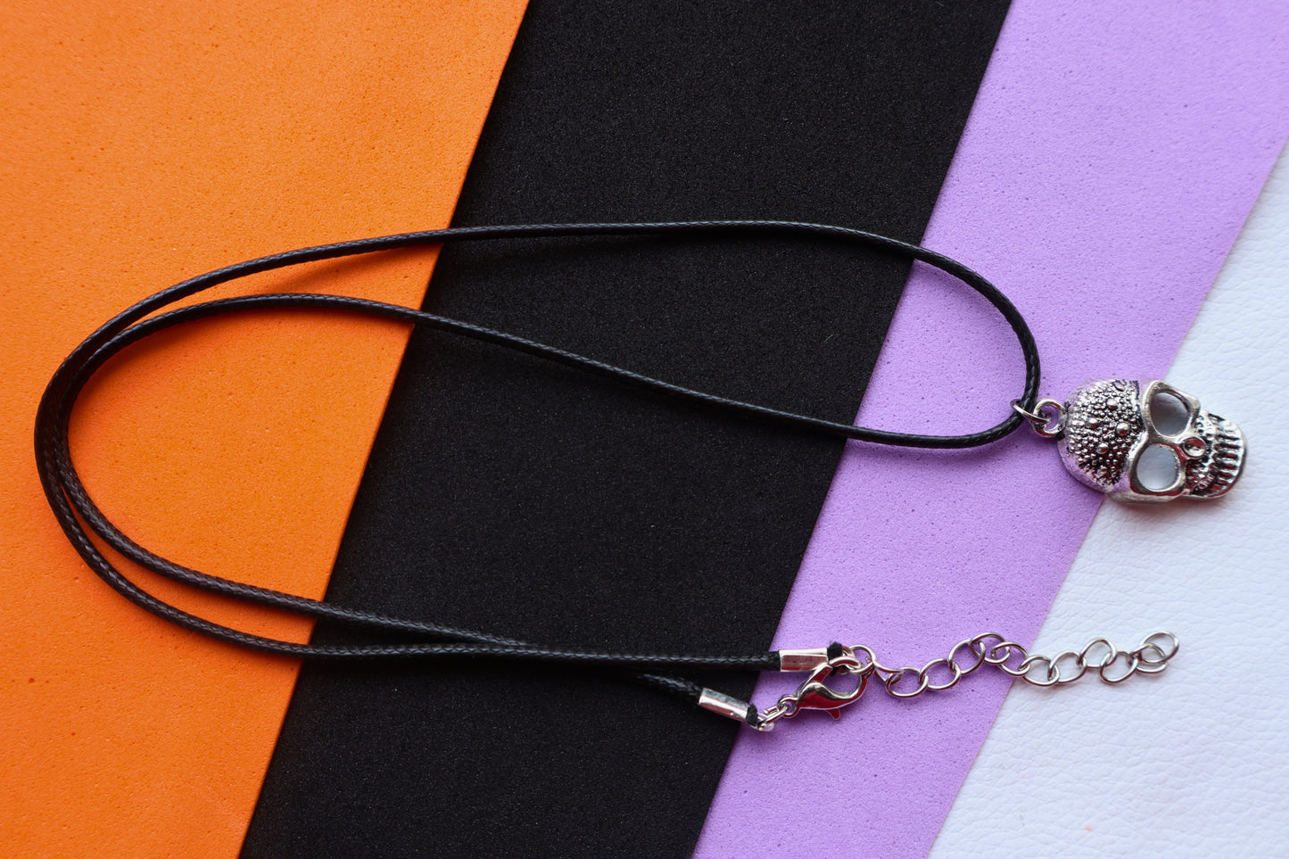 Kamule Halloween-Themed Unisex Gothic Choker Necklace with Skull Embellishment and Cord Design - Black , Silver