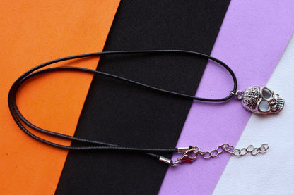 Kamule Halloween-Themed Unisex Gothic Choker Necklace with Skull Embellishment and Cord Design - Black , Silver