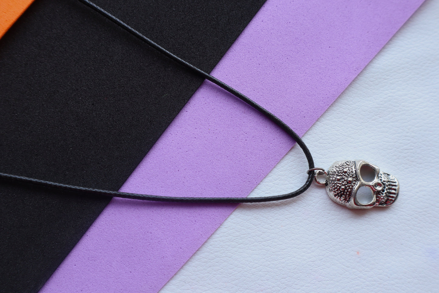 Kamule Halloween-Themed Unisex Gothic Choker Necklace with Skull Embellishment and Cord Design - Black , Silver